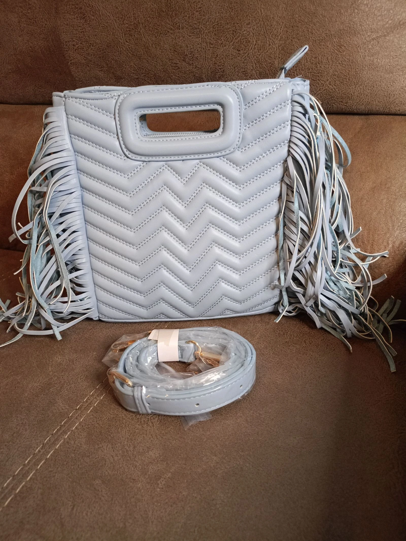 Bolso bandolera o de mano acolchado azul cielo con flecos 